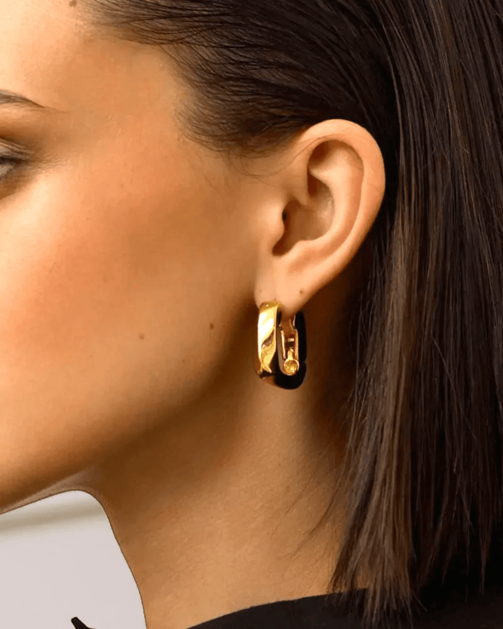 Boucles d'oreilles Lina – Créoles carrées en acier inoxydable doré 20mm - BEQUEEN PARIS
