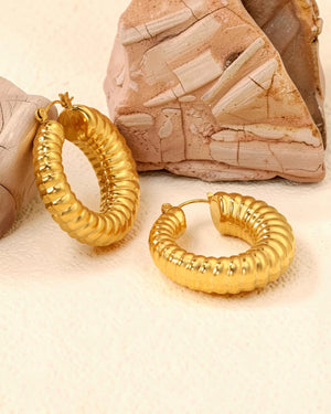 Boucles d'oreilles Maya – Créoles texturées dorées 35mm - BEQUEEN PARIS