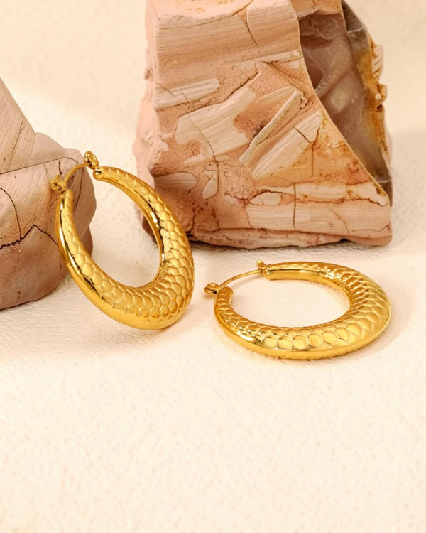 Boucles d'oreilles Naya – Créoles martelées dorées 40mm - BEQUEEN PARIS