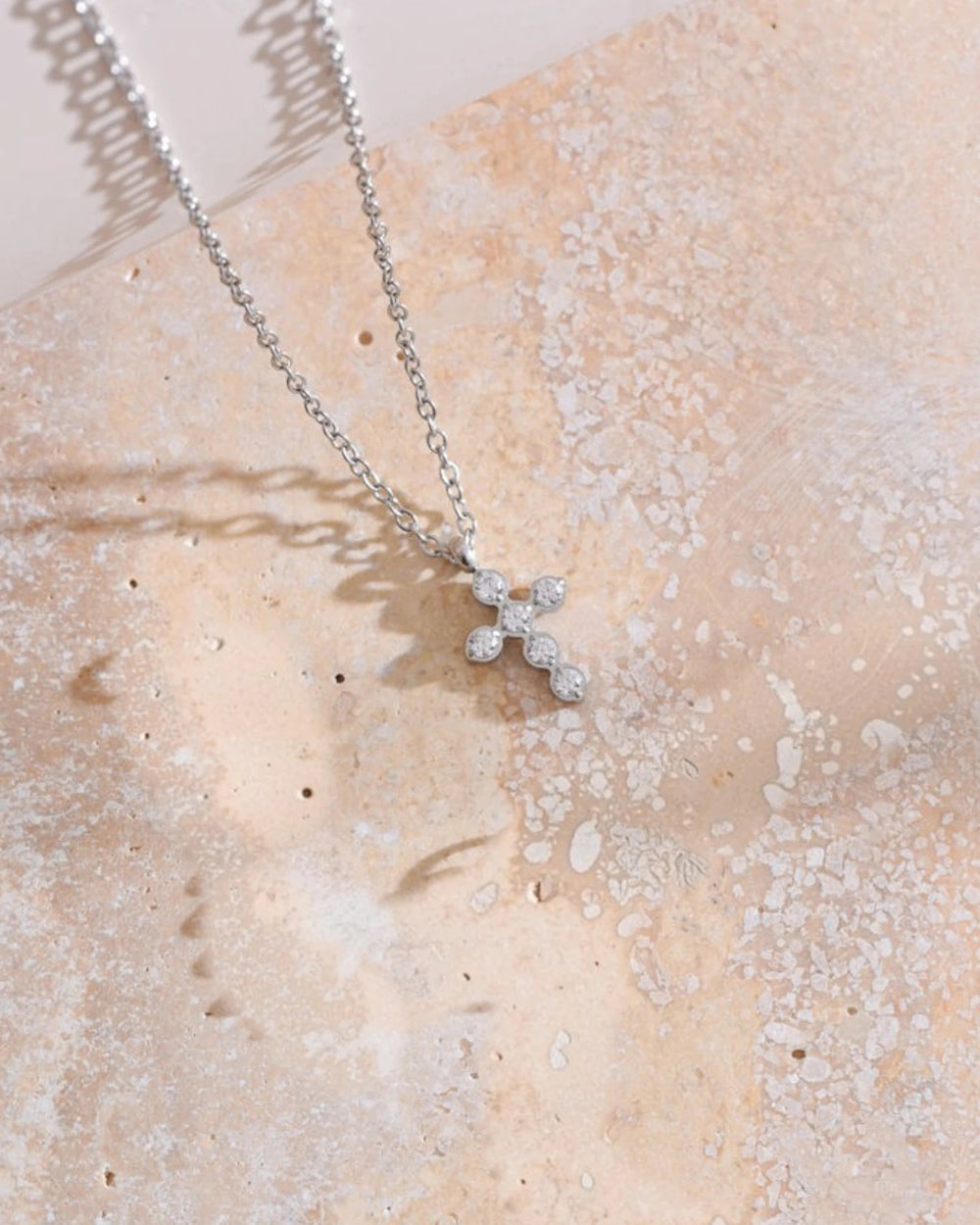 Collier Lucia à Pendentif Croix - BEQUEEN PARIS